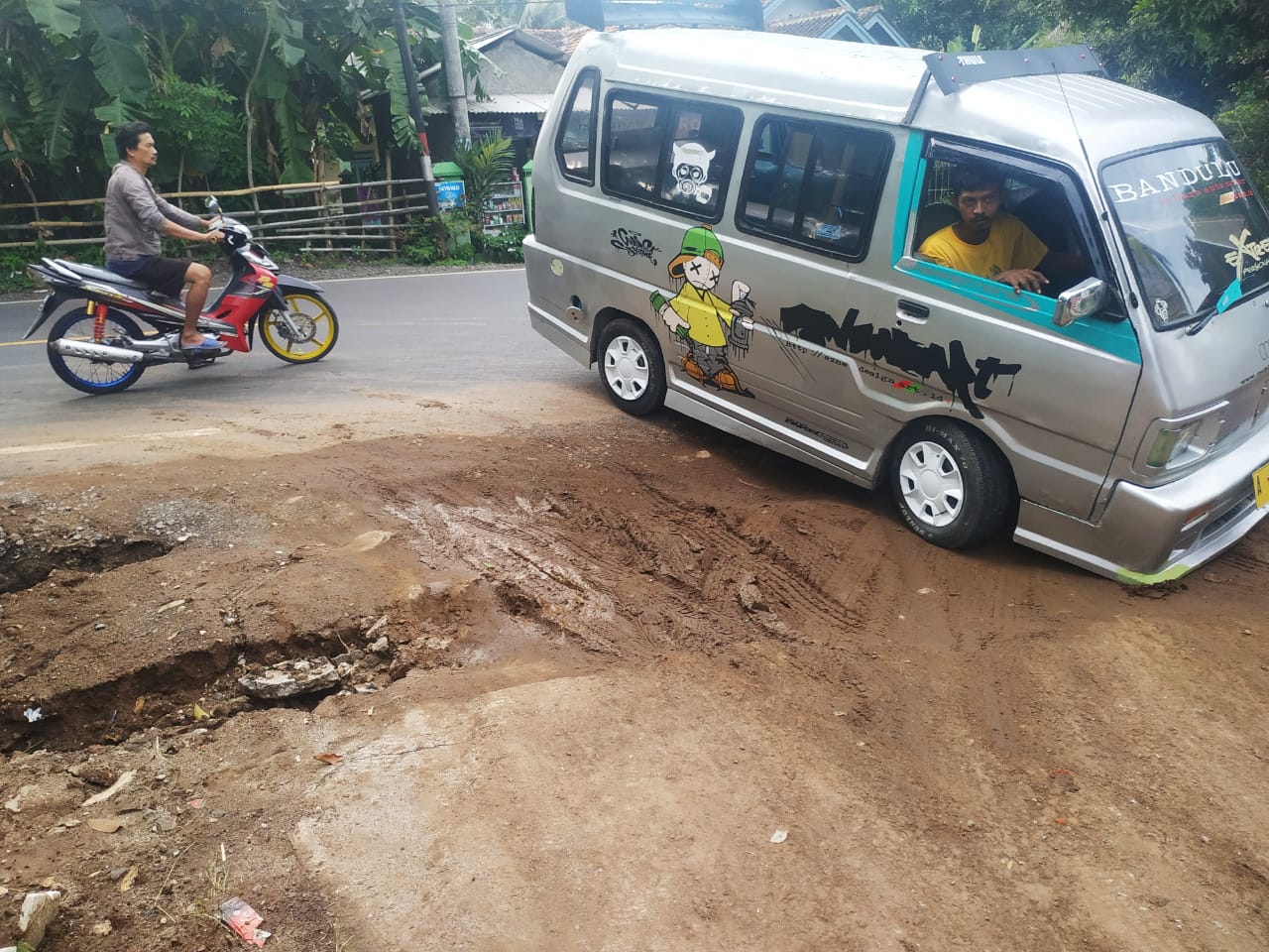Warga Keluhkan Pembangunan Drainase di Jalan Nasional