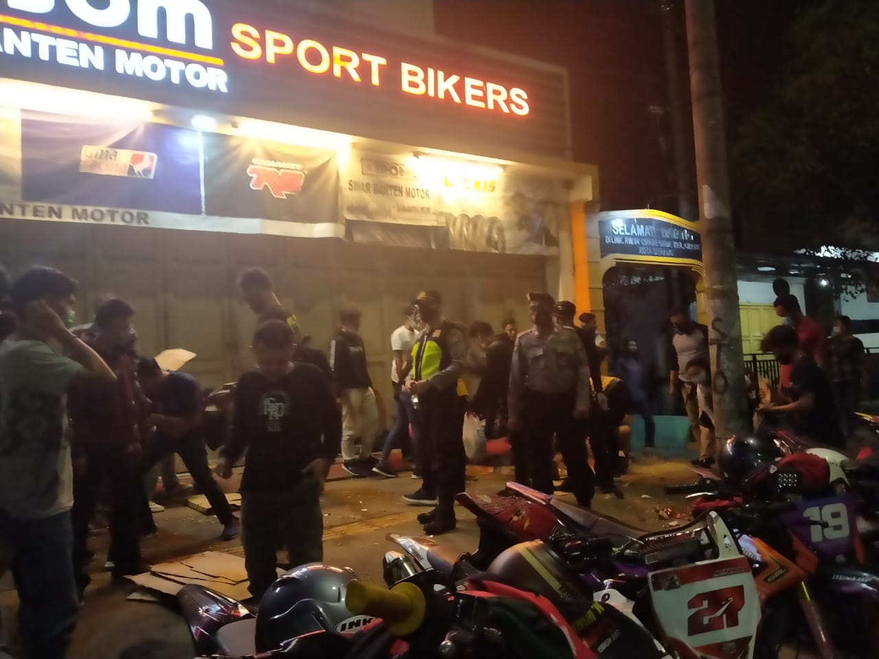 Kerumunan Masa di Kota Serang Dibubarkan